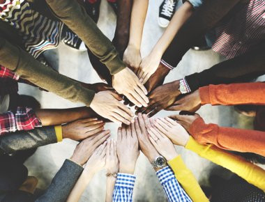 Deloitte: Brexit, εκλογές ΗΠΑ και τρομοκρατικά χτυπήματα προκάλεσαν ανασφάλεια τους millennials